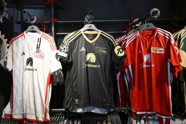 Fussball, Herren, Saison 2023 2024, Champions League, 1. FC Union Berlin, Trikots im Fanshop, v. l. Auswärtstrikot weiß, Champions League schwarz, Heimtrikot rot, 14.09. 2023, Copyright: xMatthiasxKochx