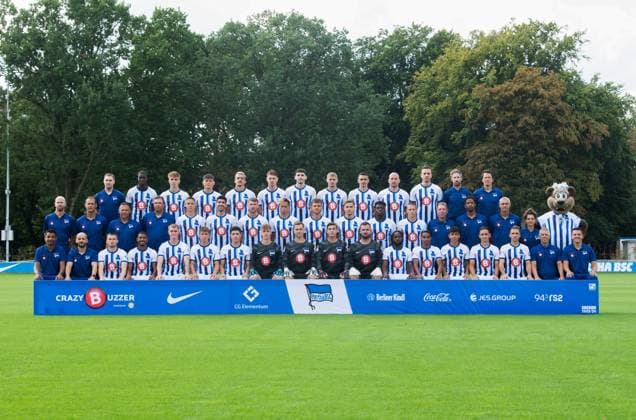 Hertha BSC; 2. Bundesliga, Porträttermin 2023 2024, Mannschaftsfoto, hi. Reihe v.li.: Spielanalyst Etienne Dzwonkowsky (Hertha BSC), Kelian Nsona (Hertha BSC), Veit Stange (Hertha BSC), Fabian Reese (Hertha BSC), Marc Oliver Kempf (Hertha BSC), Linus Gechter (Hertha BSC), Agustin Rogel (Hertha BSC), Marton Dardai (Hertha BSC), Smail Prevljak (Hertha BSC), Toni Leistner (Hertha BSC), Haris Tabakovic (Hertha BSC), Athletiktrainer Hendrik Vieth (Hertha BSC), Athletiktrainer Henrik Kuchno (Hertha BSC) mi. Reihe v.li.: Spielanalyst Gabor Ruhr (Hertha BSC), Co-Trainer Tamas Bodog (Hertha BSC), Trainer Pal Dardai (Hertha BSC), Torwarttrainer Andreas Menger (Hertha BSC), Bence Dardai (Hertha BSC), Andreas Bouchalakis (Hertha BSC), Pascal Klemens (Hertha BSC), Derry Scherhant (Hertha BSC), Florian Niederlechner (Hertha BSC), Marten Winkler (Hertha BSC), Anderson Lucoqui (Hertha BSC), Palko Dardai (Hertha BSC), Physiotherapeut Jürgen Lange (Hertha BSC), Physiotherapeut Frederick Syna (Hertha BSC), Zeugwart Hendrik Herzog (Hertha BSC), Physiotherapeutin Anne Kaube (Hertha BSC), Maskottchen Herthinho (Hertha BSC) vor. Reihe v. l. Teammanager Sami Allagui (Hertha BSC), Co-Trainer Admir Hamzagic (Hertha BSC), Jonjoe Kenny (Hertha BSC), Jeremy Dudziak (Hertha BSC), Tony Rölke (Hertha BSC), Gustav Christensen (Hertha BSC), Ibrahim Maza (Hertha BSC), Torhüter Tim Goller (Hertha BSC), Torhüter Tjark Ernst (Hertha BSC), Torhüter Robert Kwasigroch (Hertha BSC), Torhüter Philip Sprint (Hertha BSC), Deyovaisio Zeefuik (Hertha BSC), Bilal Hussein (Hertha BSC), Eliyas Strasner (Hertha BSC), Michal Karbownik (Hertha BSC), Peter Pekarik (Hertha BSC), Zeugwart Robert Ambramczyk (Hertha BSC), Teammanager Maximilian Fürst (Hertha BSC) 14.09. 2023, Copyright: xSebastianxRäppold MatthiasxKochx