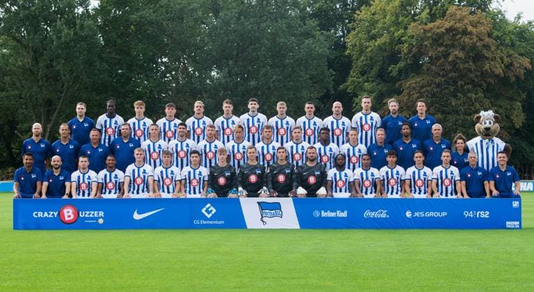Hertha BSC; 2. Bundesliga, Porträttermin 2023 2024, Mannschaftsfoto, hi. Reihe v.li.: Spielanalyst Etienne Dzwonkowsky (Hertha BSC), Kelian Nsona (Hertha BSC), Veit Stange (Hertha BSC), Fabian Reese (Hertha BSC), Marc Oliver Kempf (Hertha BSC), Linus Gechter (Hertha BSC), Agustin Rogel (Hertha BSC), Marton Dardai (Hertha BSC), Smail Prevljak (Hertha BSC), Toni Leistner (Hertha BSC), Haris Tabakovic (Hertha BSC), Athletiktrainer Hendrik Vieth (Hertha BSC), Athletiktrainer Henrik Kuchno (Hertha BSC) mi. Reihe v.li.: Spielanalyst Gabor Ruhr (Hertha BSC), Co-Trainer Tamas Bodog (Hertha BSC), Trainer Pal Dardai (Hertha BSC), Torwarttrainer Andreas Menger (Hertha BSC), Bence Dardai (Hertha BSC), Andreas Bouchalakis (Hertha BSC), Pascal Klemens (Hertha BSC), Derry Scherhant (Hertha BSC), Florian Niederlechner (Hertha BSC), Marten Winkler (Hertha BSC), Anderson Lucoqui (Hertha BSC), Palko Dardai (Hertha BSC), Physiotherapeut Jürgen Lange (Hertha BSC), Physiotherapeut Frederick Syna (Hertha BSC), Zeugwart Hendrik Herzog (Hertha BSC), Physiotherapeutin Anne Kaube (Hertha BSC), Maskottchen Herthinho (Hertha BSC) vor. Reihe v. l. Teammanager Sami Allagui (Hertha BSC), Co-Trainer Admir Hamzagic (Hertha BSC), Jonjoe Kenny (Hertha BSC), Jeremy Dudziak (Hertha BSC), Tony Rölke (Hertha BSC), Gustav Christensen (Hertha BSC), Ibrahim Maza (Hertha BSC), Torhüter Tim Goller (Hertha BSC), Torhüter Tjark Ernst (Hertha BSC), Torhüter Robert Kwasigroch (Hertha BSC), Torhüter Philip Sprint (Hertha BSC), Deyovaisio Zeefuik (Hertha BSC), Bilal Hussein (Hertha BSC), Eliyas Strasner (Hertha BSC), Michal Karbownik (Hertha BSC), Peter Pekarik (Hertha BSC), Zeugwart Robert Ambramczyk (Hertha BSC), Teammanager Maximilian Fürst (Hertha BSC) 14.09. 2023, Copyright: xSebastianxRäppold MatthiasxKochx