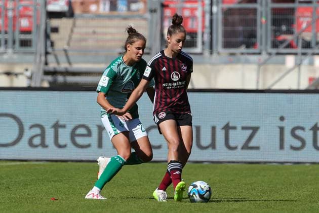 v.li.: Hanna Nemeth (SV Werder Bremen, 23) und Emma Kusch (1. FC Nürnberg, 9) im Zweikampf, Duell, Dynamik, Aktion, Action, Spielszene, DIE DFB-RICHTLINIEN UNTERSAGEN JEGLICHE NUTZUNG VON FOTOS ALS SEQUENZBILDER UND ODER VIDEOÄHNLICHE FOTOSTRECKEN. DFB REGULATIONS PROHIBIT ANY USE OF PHOTOGRAPHS AS IMAGE SEQUENCES AND OR QUASI-VIDEO., 16.09.2023, Nürnberg (Deutschland), Fussball, Google Pixel Frauen-Bundesliga, 1. FC Nürnberg - SV Werder Bremen