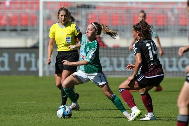 v.li.: Lisa Josten (SV Werder Bremen, 7) und Elena Mühlemann (1. FC Nürnberg, 14) im Zweikampf, Duell, Dynamik, Aktion, Action, Spielszene, DIE DFB-RICHTLINIEN UNTERSAGEN JEGLICHE NUTZUNG VON FOTOS ALS SEQUENZBILDER UND ODER VIDEOÄHNLICHE FOTOSTRECKEN. DFB REGULATIONS PROHIBIT ANY USE OF PHOTOGRAPHS AS IMAGE SEQUENCES AND OR QUASI-VIDEO., 16.09.2023, Nürnberg (Deutschland), Fussball, Google Pixel Frauen-Bundesliga, 1. FC Nürnberg - SV Werder Bremen