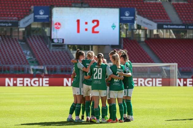 v.li.: Spielerinnen des SV Werder Bremen mit Torjubel, Jubel, jubeln, jubelt, optimistisch, Spielszene, Highlight, Freude über das Tor zum 1:2, DIE DFB-RICHTLINIEN UNTERSAGEN JEGLICHE NUTZUNG VON FOTOS ALS SEQUENZBILDER UND ODER VIDEOÄHNLICHE FOTOSTRECKEN. DFB REGULATIONS PROHIBIT ANY USE OF PHOTOGRAPHS AS IMAGE SEQUENCES AND OR QUASI-VIDEO., 16.09.2023, Nürnberg (Deutschland), Fussball, Google Pixel Frauen-Bundesliga, 1. FC Nürnberg - SV Werder Bremen