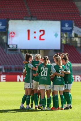 v.li.: Spielerinnen des SV Werder Bremen mit Torjubel, Jubel, jubeln, jubelt, optimistisch, Spielszene, Highlight, Freude über das Tor zum 1:2, DIE DFB-RICHTLINIEN UNTERSAGEN JEGLICHE NUTZUNG VON FOTOS ALS SEQUENZBILDER UND ODER VIDEOÄHNLICHE FOTOSTRECKEN. DFB REGULATIONS PROHIBIT ANY USE OF PHOTOGRAPHS AS IMAGE SEQUENCES AND OR QUASI-VIDEO., 16.09.2023, Nürnberg (Deutschland), Fussball, Google Pixel Frauen-Bundesliga, 1. FC Nürnberg - SV Werder Bremen