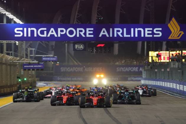 Start, 55 Carlos Sainz (ESP, Scuderia Ferrari), 16 Charles Leclerc (MCO, Scuderia Ferrari), 63 George Russell (GBR, Mercedes-AMG Petronas F1 Team), 44 Lewis Hamilton (GBR, Mercedes-AMG Petronas F1 Team), F1 Grand Prix of Singapore at Marina Bay Street Circuit on September 17, 2023 in Singapore, Singapore. (Photo by HOCH ZWEI) Singapore Singapore