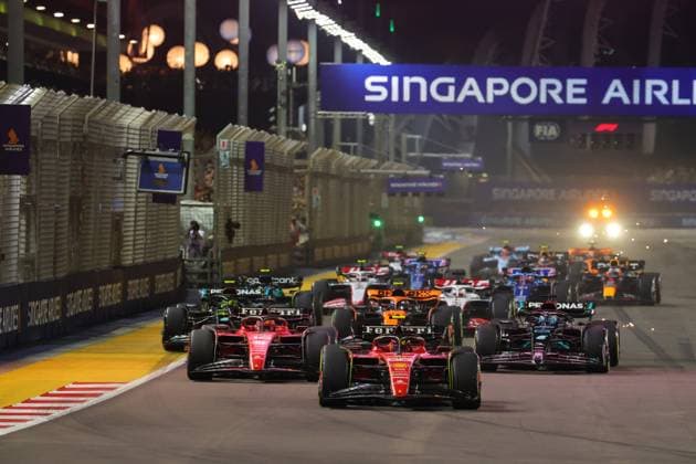 Start, 55 Carlos Sainz (ESP, Scuderia Ferrari), 16 Charles Leclerc (MCO, Scuderia Ferrari), 63 George Russell (GBR, Mercedes-AMG Petronas F1 Team), 44 Lewis Hamilton (GBR, Mercedes-AMG Petronas F1 Team), F1 Grand Prix of Singapore at Marina Bay Street Circuit on September 17, 2023 in Singapore, Singapore. (Photo by HOCH ZWEI) Singapore Singapore