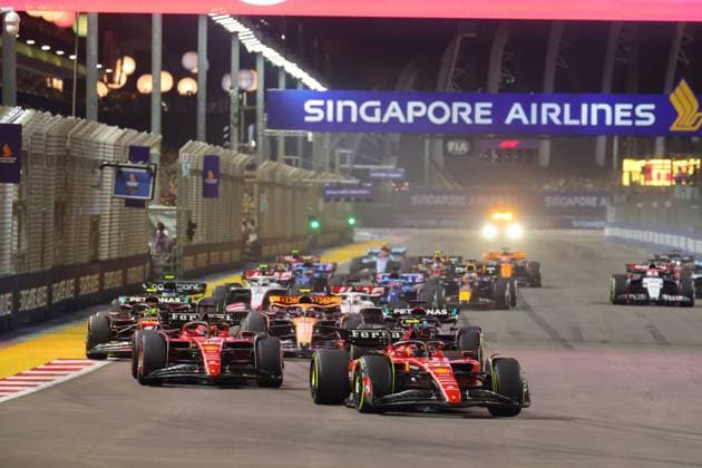 Start, 55 Carlos Sainz (ESP, Scuderia Ferrari), 16 Charles Leclerc (MCO, Scuderia Ferrari), 63 George Russell (GBR, Mercedes-AMG Petronas F1 Team), 44 Lewis Hamilton (GBR, Mercedes-AMG Petronas F1 Team), F1 Grand Prix of Singapore at Marina Bay Street Circuit on September 17, 2023 in Singapore, Singapore. (Photo by HOCH ZWEI) Singapore Singapore