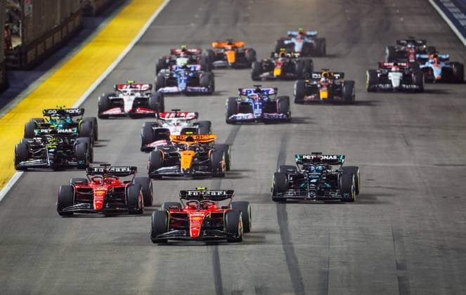 Formel 1, GP Singapur, Das Rennen Start, 55 Carlos Sainz (ESP, Scuderia Ferrari), 16 Charles Leclerc (MCO, Scuderia Ferrari), 63 George Russell (GBR, Mercedes-AMG Petronas F1 Team), F1 Grand Prix of Singapore at Marina Bay Street Circuit on September 17, 2023 in Singapore, Singapore. (Photo by HOCH ZWEI) Singapore Singapore