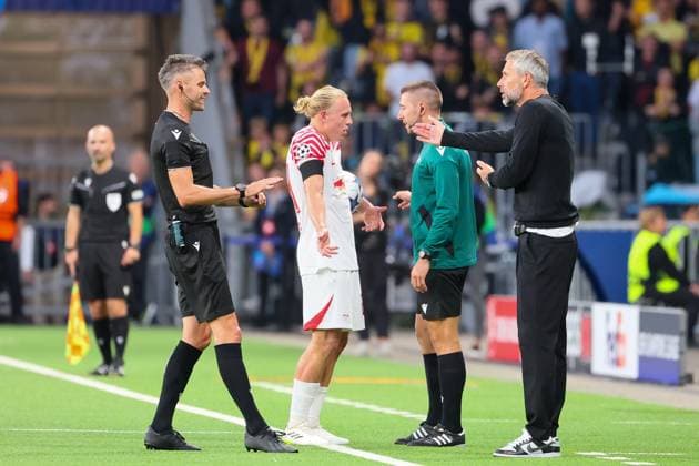 Bern - RB Leipzig Champions League Bern, 19.09.2023, Wankdorf Stadion, Fussball , UEFA Champions League, Gruppe G , 1. Spieltag, Young Boys Bern vs. RB Leipzig , Im Bild v.l.: Schiedsrichter Enea Jorgji (Albanien) und Trainer Marco Rose (RB Leipzig) . , Foto nur zur redaktionellen Nutzung bestimmt! . , UEFA regulations prohibit any use of photographs as image sequences and or quasi-video ,