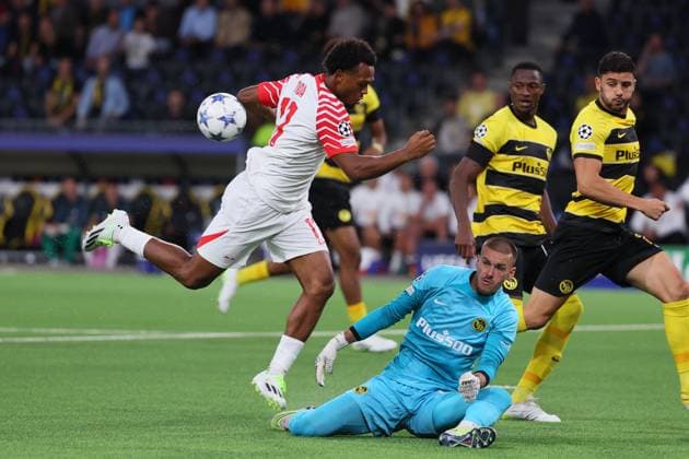Bern - RB Leipzig Champions League Bern, 19.09.2023, Wankdorf Stadion, Fussball , UEFA Champions League, Gruppe G , 1. Spieltag, Young Boys Bern vs. RB Leipzig , Im Bild v.l.: Lois Openda (17, RB Leipzig) und Torwart Anthony Racioppi ( 1, Bern) . , Foto nur zur redaktionellen Nutzung bestimmt! . , UEFA regulations prohibit any use of photographs as image sequences and or quasi-video ,