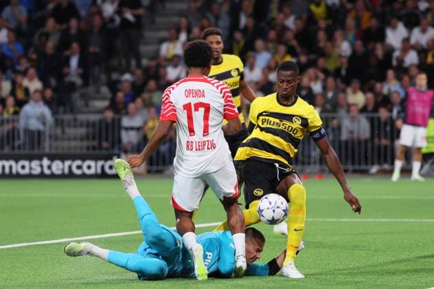 Bern - RB Leipzig Champions League Bern, 19.09.2023, Wankdorf Stadion, Fussball , UEFA Champions League, Gruppe G , 1. Spieltag, Young Boys Bern vs. RB Leipzig , Im Bild v.l.: Torwart Anthony Racioppi ( 1, Bern), Lois Openda (17, RB Leipzig) und Mohamed Ali Camara ( 13, Bern) . , Foto nur zur redaktionellen Nutzung bestimmt! . , UEFA regulations prohibit any use of photographs as image sequences and or quasi-video ,
