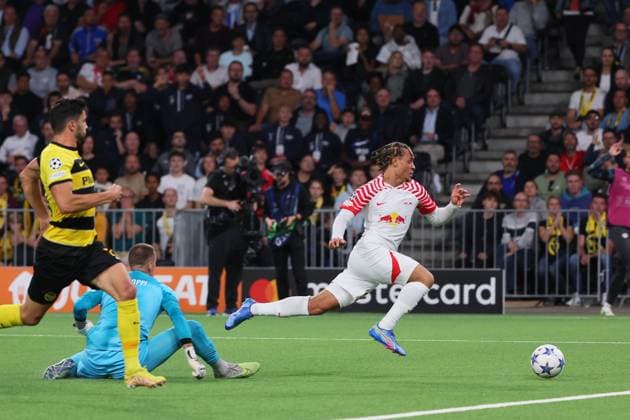 Bern - RB Leipzig Champions League Bern, 19.09.2023, Wankdorf Stadion, Fussball , UEFA Champions League, Gruppe G , 1. Spieltag, Young Boys Bern vs. RB Leipzig , Im Bild: Torwart Anthony Racioppi ( 1, Bern) und Xavi Simons (RB Leipzig), Schiedsrichter Enea Jorgji (Albanien) gibt keinen Elfmeter für Leipzig . , Foto nur zur redaktionellen Nutzung bestimmt! . , UEFA regulations prohibit any use of photographs as image sequences and or quasi-video ,