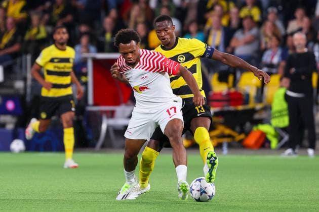 Bern - RB Leipzig Champions League Bern, 19.09.2023, Wankdorf Stadion, Fussball , UEFA Champions League, Gruppe G , 1. Spieltag, Young Boys Bern vs. RB Leipzig , Im Bild v.l.: Lois Openda (17, RB Leipzig) und Mohamed Ali Camara ( 13, Bern) . , Foto nur zur redaktionellen Nutzung bestimmt! . , UEFA regulations prohibit any use of photographs as image sequences and or quasi-video ,