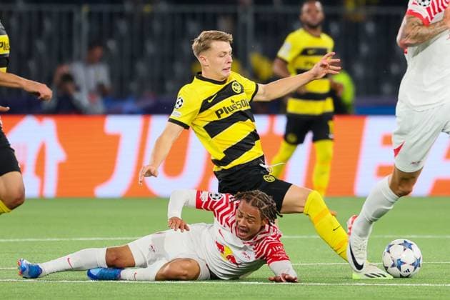 Bern - RB Leipzig Champions League Bern, 19.09.2023, Wankdorf Stadion, Fussball , UEFA Champions League, Gruppe G , 1. Spieltag, Young Boys Bern vs. RB Leipzig , Im Bild v.l.: Xavi Simons (RB Leipzig) und Lewin Blum ( 27, Bern) . , Foto nur zur redaktionellen Nutzung bestimmt! . , UEFA regulations prohibit any use of photographs as image sequences and or quasi-video ,