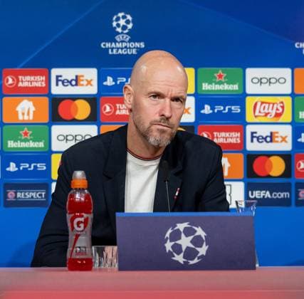 Erik ten Hag (Chef-Trainer Head Coach, Manchester United, ManU FC) hoert einer Frage aufmerksam zu. GER, Pressekonferenz vor dem Spiel FC Bayern Muenchen vs. Manchester United FC, Fussball, Championsleague, Spielzeit 2023 2024, 19.09.2023. (DFL DFB REGULATIONS PROHIBIT ANY USE OF PHOTOGRAPHS as IMAGE SEQUENCES and or QUASI-VIDEO). GER, Pressekonferenz vor dem Spiel FC Bayern Muenchen vs. Manchester United FC, Fussball, Championsleague, Spielzeit 2023 2024, 19.09.2023. Muenchen Copyright: xEibner-Pressefoto HeikexFeinerx EP_HFR