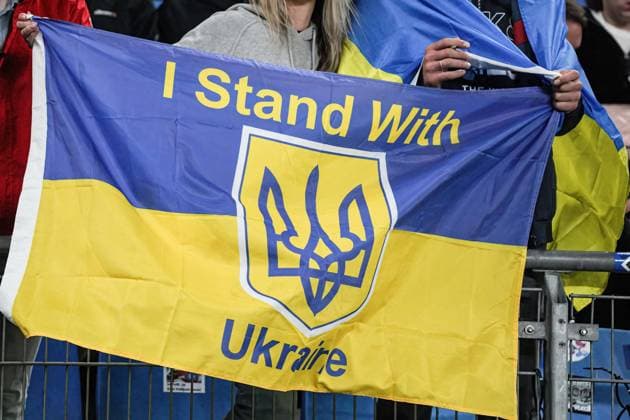 Fan mit Ukraine Flagge GER, Schachtar Donezk vs. FC Porto, Fussball, Champions League, Gruppe H, Spieltag 1, Saison 2023 2024, 19.09.2023 GER, Schachtar Donezk vs. FC Porto, Fussball, Champions League, Gruppe H, Spieltag 1, Saison 2023 2024, 19.09.2023 Hamburg Copyright: xEibner-Pressefoto MarcelxvonxFehrnx EP_MFN
