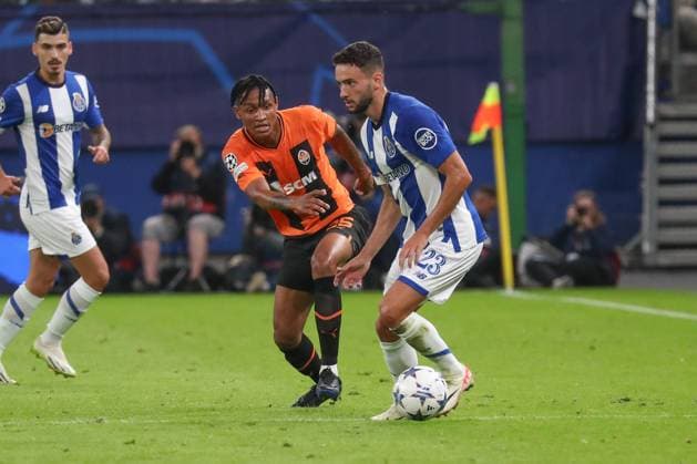 19.09.2023, xgox, Fussball UEFA Champions League, Schachtar Donezk - FC Porto emspor, v.l. Novatus Miroshi (Donezk, 25), Joao Mario (Porto, 23) Zweikampf, Duell, Kampf, tackle (DFL DFB REGULATIONS PROHIBIT ANY USE OF PHOTOGRAPHS as IMAGE SEQUENCES and or QUASI-VIDEO) Hamburg