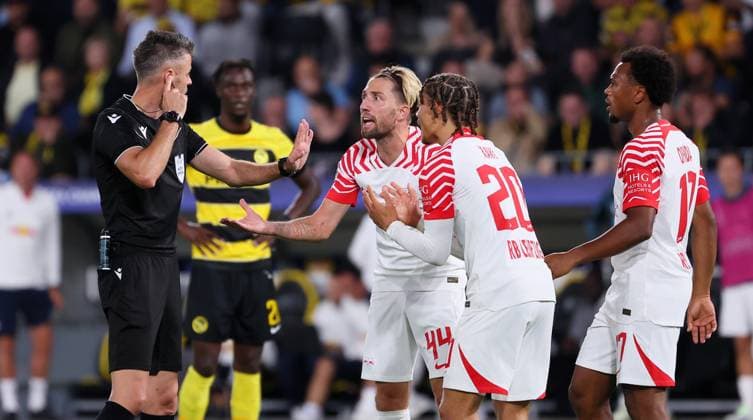 Bern - RB Leipzig Champions League Bern, 19.09.2023, Wankdorf Stadion, Fussball , UEFA Champions League, Gruppe G , 1.Spieltag, Young Boys Bern vs. RB Leipzig 1:3 (1:1) , Im Bild von links; Schiedrichter Enea Jorji, Kevin Kampl (44, RB Leipzig), Xavi Simons (20, RB Leipzig), Lois Openda (17, RB Leipzig). , Foto nur zur redaktionellen Nutzung bestimmt! . , UEFA regulations prohibit any use of photographs as image sequences and or quasi-video ,