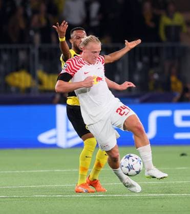 Bern - RB Leipzig Champions League Bern, 19.09.2023, Wankdorf Stadion, Fussball , UEFA Champions League, Gruppe G , 1.Spieltag, Young Boys Bern vs. RB Leipzig 1:3 (1:1) , Im Bild von vorn; Xaver Schlager (24, RB Leipzig), Meschack Elia ( 15, Bern). , Foto nur zur redaktionellen Nutzung bestimmt! . , UEFA regulations prohibit any use of photographs as image sequences and or quasi-video ,