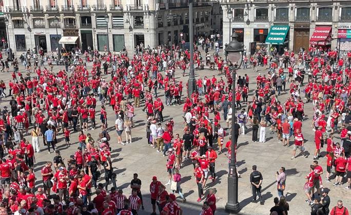 RECORD DATE NOT STATED Union-Fans auf dem Platz Puerta del Sol, Real Madrid vs.Union Berlin, Fussball, Champions League, Gruppenphase, 1. Runde, 20.09.2923, Real Madrid vs.Union Berlin, Fussball, Champions League, Gruppenphase, 1. Runde, 20.09.2923, Madrid Copyright: xJoergxNiebergall Eibner-Pressefox EP_JNL