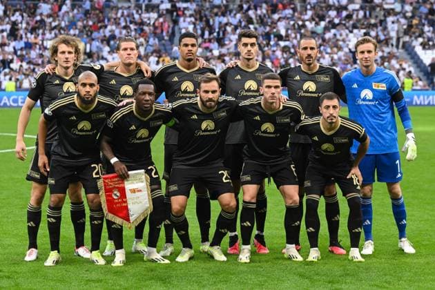Fussball, Herren, Saison 2023 2024, Champions League (Gruppe C, 1. Spieltag), Real Madrid - 1. FC Union Berlin, v. l. Teamfoto von 1. FC Union Berlin: Obere Reihe v.l. Alex Kral (1. FC Union Berlin), Kevin Behrens (1. FC Union Berlin), Danilho Doekhi (1. FC Union Berlin), Diogo Leite (1. FC Union Berlin), Leonardo Bonucci (1. FC Union Berlin) und Frederik Roennow (1. FC Union Berlin). Untere Reihe v.l. Aissa Laidouni (1. FC Union Berlin), Sheraldo Becker (1. FC Union Berlin), Lucas Tousart (1. FC Union Berlin), Robin Gosens (1. FC Union Berlin) und Josip Juranovic (1. FC Union Berlin) , 20.09. 2023, Copyright: xMatthiasxKochx