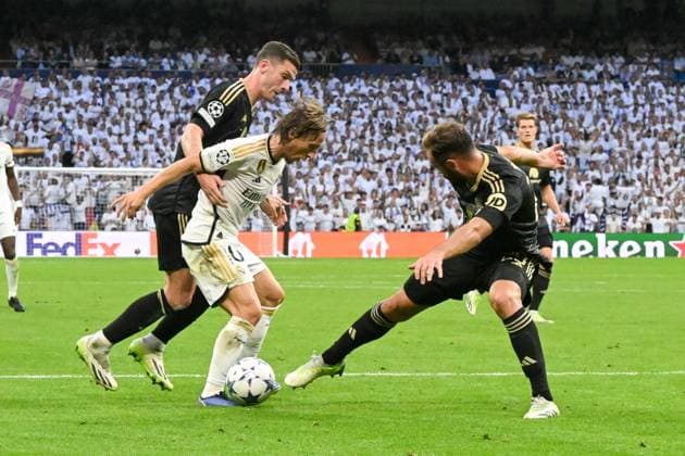 Fussball, Herren, Saison 2023 2024, Champions League (Gruppe C, 1. Spieltag), Real Madrid - 1. FC Union Berlin, v. l. Robin Gosens (1. FC Union Berlin), Luka Modric (Real Madrid) und Lucas Tousart (1. FC Union Berlin) im Zweikampf, battle for the ball, 20.09. 2023, Copyright: xMatthiasxKochx