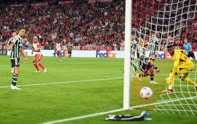 Sport Bilder des Tages Serge GNABRY, FCB 7 scores, shoots goal , Tor, Treffer, Torschuss, 2-0 in the group stage match FC BAYERN MUENCHEN - Manchester United, ManU of football UEFA Champions League in season 2023 2024 in Munich, Sept 20, 2023. Gruppenphase, MANU, FCB