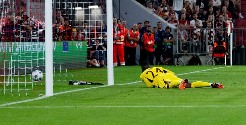 Andre Onana (Torwart Goalkeeper, Manchester United, ManU FC, 24) patzt - und Leroy Sane (FC Bayern Muenchen, 10, nicht im Bild) erzielt damit das Tor zum 1:0. GER, FC Bayern Muenchen vs. Manchester United FC, Fussball, Champions League, Gruppenphase, 1. Spieltag, Spielzeit 2023 2024, 20.09.2023. (DFL DFB REGULATIONS PROHIBIT ANY USE OF PHOTOGRAPHS as IMAGE SEQUENCES and or QUASI-VIDEO). GER, FC Bayern Muenchen vs. Manchester United FC, Fussball, Champions League, Gruppenphase, 1. Spieltag, Spielzeit 2023 2024, 20.09.2023. Muenchen Copyright: xEibner-Pressefoto HeikexFeinerx EP_HFR