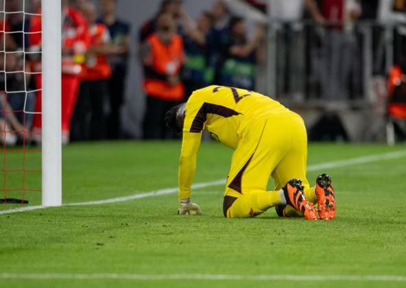 Andre Onana (Torwart Goalkeeper, Manchester United, ManU FC, 24) ist enttaeuscht und geknickt nach seinem Patzer Fehler der zum Tor zum 1:0 gefuehrt hat. GER, FC Bayern Muenchen vs. Manchester United FC, Fussball, Champions League, Gruppenphase, 1. Spieltag, Spielzeit 2023 2024, 20.09.2023. (DFL DFB REGULATIONS PROHIBIT ANY USE OF PHOTOGRAPHS as IMAGE SEQUENCES and or QUASI-VIDEO). GER, FC Bayern Muenchen vs. Manchester United FC, Fussball, Champions League, Gruppenphase, 1. Spieltag, Spielzeit 2023 2024, 20.09.2023. Muenchen Copyright: xEibner-Pressefoto HeikexFeinerx EP_HFR