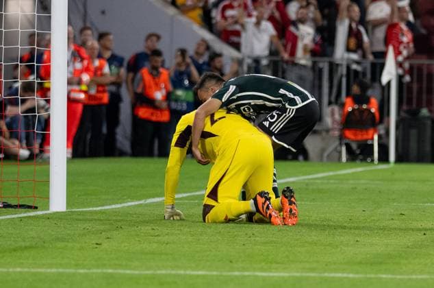 Andre Onana (Torwart Goalkeeper, Manchester United, ManU FC, 24) wird von Sergio Reguilon (Manchester United FC, 15) getroestet. GER, FC Bayern Muenchen vs. Manchester United FC, Fussball, Champions League, Gruppenphase, 1. Spieltag, Spielzeit 2023 2024, 20.09.2023. (DFL DFB REGULATIONS PROHIBIT ANY USE OF PHOTOGRAPHS as IMAGE SEQUENCES and or QUASI-VIDEO). GER, FC Bayern Muenchen vs. Manchester United FC, Fussball, Champions League, Gruppenphase, 1. Spieltag, Spielzeit 2023 2024, 20.09.2023. Muenchen Copyright: xEibner-Pressefoto HeikexFeinerx EP_HFR