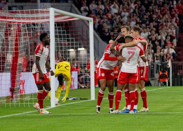 Alphonso Davies (FC Bayern Muenchen, 19), Jamal Musiala (FC Bayern Muenchen, 42), Harry Kane (FC Bayern Muenchen, 9) und Leon Goretzka (FC Bayern Muenchen, 8) bejubeln mit Serge Gnabry (FC Bayern Muenchen, 7) dessen Tor zum 2:0, waehrend Andre Onana (Torwart Goalkeeper, Manchester United, ManU FC, 24) den Ball aus dem Netz holt. GER, FC Bayern Muenchen vs. Manchester United FC, Fussball, Champions League, Gruppenphase, 1. Spieltag, Spielzeit 2023 2024, 20.09.2023. (DFL DFB REGULATIONS PROHIBIT ANY USE OF PHOTOGRAPHS as IMAGE SEQUENCES and or QUASI-VIDEO). GER, FC Bayern Muenchen vs. Manchester United FC, Fussball, Champions League, Gruppenphase, 1. Spieltag, Spielzeit 2023 2024, 20.09.2023. Muenchen Copyright: xEibner-Pressefoto HeikexFeinerx EP_HFR