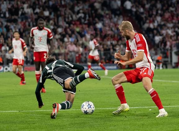 Kampf um den Ball Zweikampf zwischen Alejandro Garnacho Manchester United, ManU FC, 17) und Konrad Laimer (FC Bayern Muenchen, 27). GER, FC Bayern Muenchen vs. Manchester United FC, Fussball, Champions League, Gruppenphase, 1. Spieltag, Spielzeit 2023 2024, 20.09.2023. (DFL DFB REGULATIONS PROHIBIT ANY USE OF PHOTOGRAPHS as IMAGE SEQUENCES and or QUASI-VIDEO). GER, FC Bayern Muenchen vs. Manchester United FC, Fussball, Champions League, Gruppenphase, 1. Spieltag, Spielzeit 2023 2024, 20.09.2023. Muenchen Copyright: xEibner-Pressefoto HeikexFeinerx EP_HFR