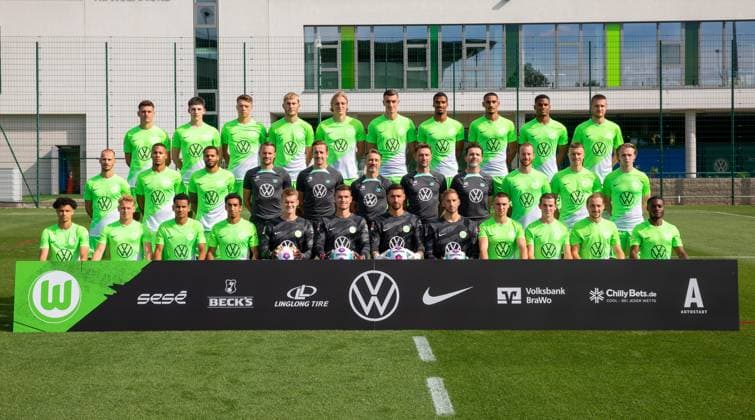 VfL Wolfsburg, Fototermin Wolfsburg, 20.09.2023, FUßBALL - VfL Wolfsburg, 1. Bundesliga, Saison 2023 24. Fototermin, Mannschaftsfoto. 1. Reihe von oben von links: Joakim Maehle, Felix Lange, Dzenan Pejcinovic, Jonas Wind, Sebastiaan Bornauw, Cedric Zesiger, Moritz Jenz, Maxence Lacroix, Amin Sarr, Mattias Svanberg 2. Reihe von oben von links: Vaclav Cerny, Aster Vranckx, Lukas Nmecha, Pascal Formann, Aaron Briggs, Niko Kovac, Robert Kovac, Walter Gfrerer, Maximilian Arnold, Yannick Gerhardt, Patrick Wimmer 3. Reihe von oben von links: Kevin Paredes, Nicolas Cozza, Rogerio, Tiago Tomas, Philipp Schulze, Pavao Pervan, Koen Casteels, Niklas Klinger, Kilian Fischer, Jakub Kaminksi, Lovro Majer, Ridle Baku Wolfsburg