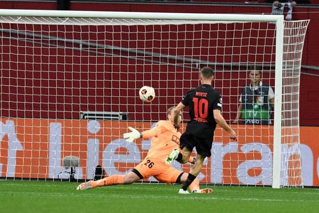 Florian Wirtz ( Bayer 04 Leverkusen ) trifft gegen Torhueter Peter Abrahamsson ( BK Haecken ) zum 1 : 0. GER, Bayer 04 Leverkusen vs BK Haecken, Fussball, Europa League, Gruppenphase, 1. Spieltag, Spielzeit 2023 2024, 21.09.2023 DFL REGULATIONS PROHIBIT ANY USE OF PHOTOGRAPHS AS IMAGE SEQUENCES AND OR QUASI-VIDEO GER, Bayer 04 Leverkusen vs BK Haecken, Fussball, Europa League, Gruppenphase, 1. Spieltag, Spielzeit 2023 2024, 21.09.2023 Leverkusen Copyright: xEibner-Pressefoto ThomasxThienelx EP_TTL