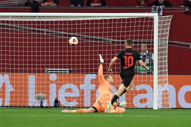 Florian Wirtz ( Bayer 04 Leverkusen ) trifft gegen Torhueter Peter Abrahamsson ( BK Haecken ) zum 1 : 0. GER, Bayer 04 Leverkusen vs BK Haecken, Fussball, Europa League, Gruppenphase, 1. Spieltag, Spielzeit 2023 2024, 21.09.2023 DFL REGULATIONS PROHIBIT ANY USE OF PHOTOGRAPHS AS IMAGE SEQUENCES AND OR QUASI-VIDEO GER, Bayer 04 Leverkusen vs BK Haecken, Fussball, Europa League, Gruppenphase, 1. Spieltag, Spielzeit 2023 2024, 21.09.2023 Leverkusen Copyright: xEibner-Pressefoto ThomasxThienelx EP_TTL