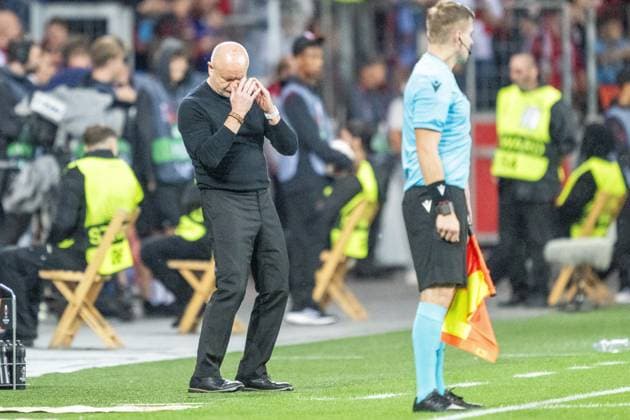 GER, EL, Bayer 04 Leverkusen vs BK Haecken, Saison 2023 24, 21.09.2023, BayArena, Leverkusen, GER, EL, Bayer 04 Leverkusen vs BK Haecken, Saison 2023 24, Im Bild: Per-Mathias Hoegmo (BK Haecken, Cheftrainer) Einzelaktion, Ganzkörper Ganzkoerper; enttäuscht