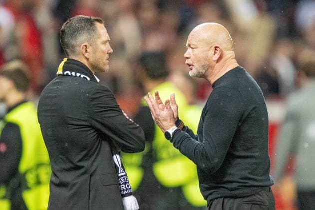 GER, EL, Bayer 04 Leverkusen vs BK Haecken, Saison 2023 24, 21.09.2023, BayArena, Leverkusen, GER, EL, Bayer 04 Leverkusen vs BK Haecken, Saison 2023 24, Im Bild: Per-Mathias Hoegmo (BK Haecken, Cheftrainer) im Gespräch mit Martin Ericsson (BK Haecken, Sportdirektor) Einzelaktion, Halbkörper Halbkoerper;