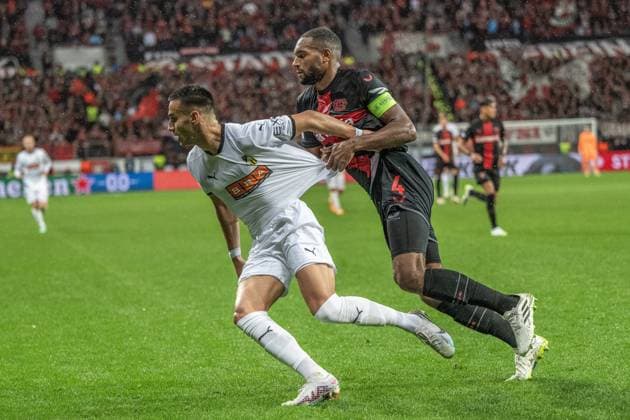 GER, EL, Bayer 04 Leverkusen vs BK Haecken, Saison 2023 24, 21.09.2023, BayArena, Leverkusen, GER, EL, Bayer 04 Leverkusen vs BK Haecken, Saison 2023 24, Im Bild: Srdjan Hrstic (BK Hacken, 19) und Jonathan Tah (Bayer 04 Leverkusen, 04) auf Tuchfühlung Einzelaktion, Ganzkörper Ganzkoerper;