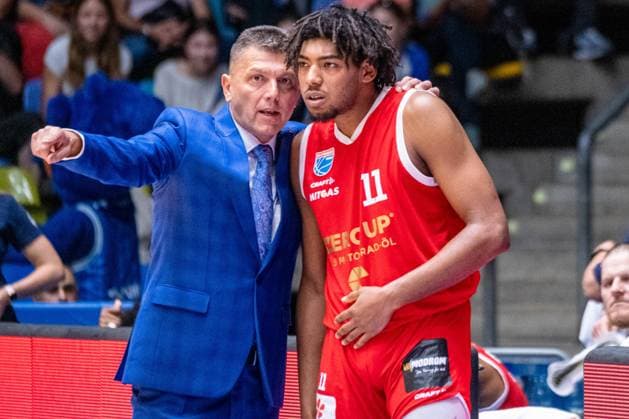 Predrag Krunic ( Mitteldeutscher Basketball Club, Trainer) und Kostja Mushidi (Mitteldeutscher Basketball Club, 11), GER, Fraport Skyliners gegen. Mitteldeutscher Basketball Club, Basketball BBL Pokal, 1.Runde, Spielzeit 2023 2024, 24.09.2023. GER, Fraport Skyliners gegen. Mitteldeutscher Basketball Club, Basketball BBL Pokal, 1.Runde, 24.09.2023 Frankfurt Copyright: xEibner-Pressefoto FlorianxWieganx EP_FWD