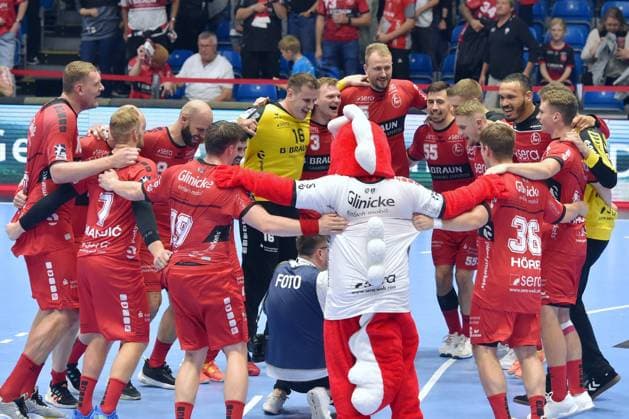 Jubel, Freude nach dem Sieg: Nebojsa Simic (Torwart MT Melsungen 16), Timo Kastening (MT Melsungen 73), Julius Kuehn (MT Melsungen 5) (hinten), Elvar Oern Jonsson (MT Melsungen 19), David Mandic (MT Melsungen 7) , GER, MT Melsungen - TSV Hannover-Burgdorf, Handball, 1. Bundesliga Maenner 5. Spieltag, 29.09.2023, GER, MT Melsungen - TSV Hannover-Burgdorf, Handball, 1. Bundesliga Maenner, 5. Spieltag, 29.09.2023 Kassel Copyright: xEibner-Pressefotox-xRolandxSippelx EP_RSL