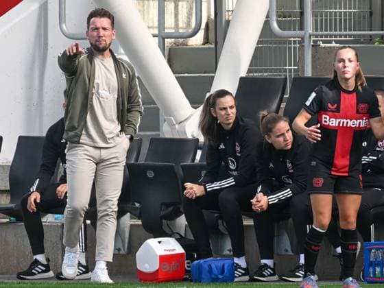 Thomas Oostendorp (1. FC Nuernberg, Trainer) gibt Anweisungen an sein Team. Daneben Janou Levels (Bayer 04 Leverkusen, 05). Bayer 04 Leverkusen vs. 1. FC Nuernberg, Fussball, Google Pixel Frauen-Bundesliga, 02. Spieltag, Saison 2023 2024, 30.09.2023 DFL REGULATIONS PROHIBIT ANY USE OF PHOTOGRAPHS AS IMAGE SEQUENCES AND OR QUASI-VIDEO Bayer 04 Leverkusen vs. 1. FC Nuernberg, Fussball, Google Pixel Frauen-Bundesliga, 02. Spieltag, Saison 2023 2024, 30.09.2023 Leverkusen Copyright: xEibner-Pressefoto ThomasxHaeslerx EP_THR