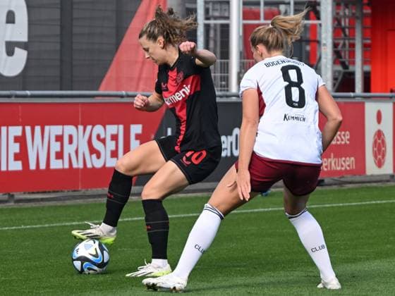 Kerstin Bogenschuetz (1. FC Nuernberg, 08) versucht Synne Skinnes Hansen (Bayer 04 Leverkusen, 10) bei der Ballannahme zu stoeren. Bayer 04 Leverkusen vs. 1. FC Nuernberg, Fussball, Google Pixel Frauen-Bundesliga, 02. Spieltag, Saison 2023 2024, 30.09.2023 DFL REGULATIONS PROHIBIT ANY USE OF PHOTOGRAPHS AS IMAGE SEQUENCES AND OR QUASI-VIDEO Bayer 04 Leverkusen vs. 1. FC Nuernberg, Fussball, Google Pixel Frauen-Bundesliga, 02. Spieltag, Saison 2023 2024, 30.09.2023 Leverkusen Copyright: xEibner-Pressefoto ThomasxHaeslerx EP_THR