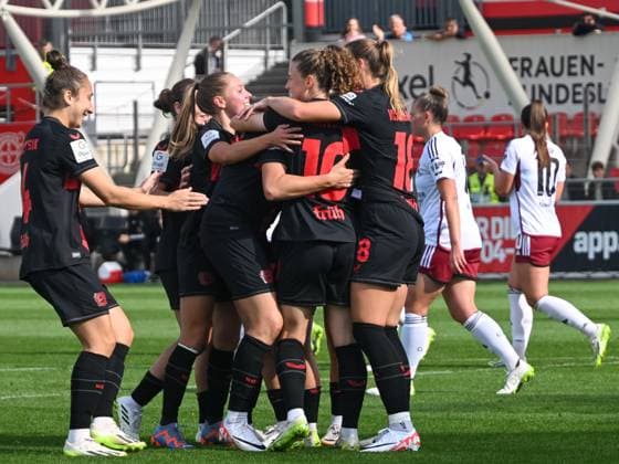 Die Leverkusenerinnen mit Synne Skinnes Hansen (Bayer 04 Leverkusen, 10) und Karolina Lea Vilhjalmsdottir (Bayer 04 Leverkusen, 18) bejubeln das Tor zum 1:0. Bayer 04 Leverkusen vs. 1. FC Nuernberg, Fussball, Google Pixel Frauen-Bundesliga, 02. Spieltag, Saison 2023 2024, 30.09.2023 DFL REGULATIONS PROHIBIT ANY USE OF PHOTOGRAPHS AS IMAGE SEQUENCES AND OR QUASI-VIDEO Bayer 04 Leverkusen vs. 1. FC Nuernberg, Fussball, Google Pixel Frauen-Bundesliga, 02. Spieltag, Saison 2023 2024, 30.09.2023 Leverkusen Copyright: xEibner-Pressefoto ThomasxHaeslerx EP_THR