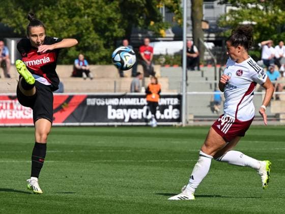 Sylwia Matysik (Bayer 04 Leverkusen, 04) spielt dewn Ball direkt, bevor Elena Muehlemann (1. FC Nuernberg, 14) sie stoeren kann. Bayer 04 Leverkusen vs. 1. FC Nuernberg, Fussball, Google Pixel Frauen-Bundesliga, 02. Spieltag, Saison 2023 2024, 30.09.2023 DFL REGULATIONS PROHIBIT ANY USE OF PHOTOGRAPHS AS IMAGE SEQUENCES AND OR QUASI-VIDEO Bayer 04 Leverkusen vs. 1. FC Nuernberg, Fussball, Google Pixel Frauen-Bundesliga, 02. Spieltag, Saison 2023 2024, 30.09.2023 Leverkusen Copyright: xEibner-Pressefoto ThomasxHaeslerx EP_THR