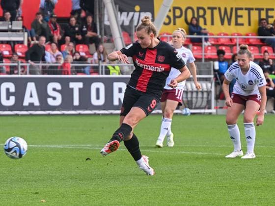 Nikola Karczewska (Bayer 04 Leverkusen, 09) erzielt das Tor zm 4:0. Dahinter Livia Brunmair (1. FC Nuernberg, 17) und Jessica May (1. FC Nuernberg, 06). Bayer 04 Leverkusen vs. 1. FC Nuernberg, Fussball, Google Pixel Frauen-Bundesliga, 02. Spieltag, Saison 2023 2024, 30.09.2023 DFL REGULATIONS PROHIBIT ANY USE OF PHOTOGRAPHS AS IMAGE SEQUENCES AND OR QUASI-VIDEO Bayer 04 Leverkusen vs. 1. FC Nuernberg, Fussball, Google Pixel Frauen-Bundesliga, 02. Spieltag, Saison 2023 2024, 30.09.2023 Leverkusen Copyright: xEibner-Pressefoto ThomasxHaeslerx EP_THR