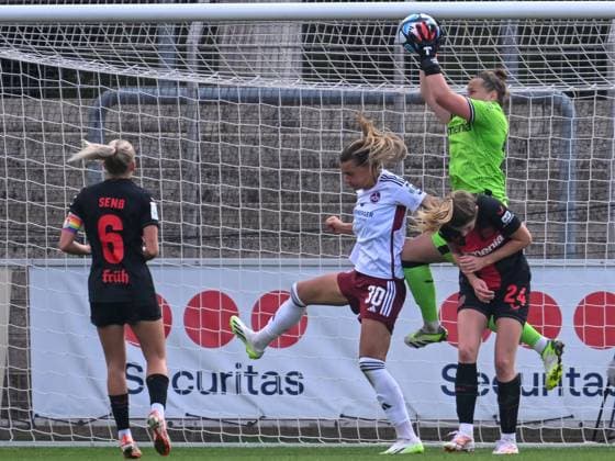 Friederike Repohl (Bayer 04 Leverkusen, 27) kann den Ball zwischen Medina Desic (1. FC Nuernberg, 30) und Lilla Turanyi (Bayer 04 Leverkusen, 24) sichre fangen. Dabei Elissa Senss (Bayer 04 Leverkusen, 06). Bayer 04 Leverkusen vs. 1. FC Nuernberg, Fussball, Google Pixel Frauen-Bundesliga, 02. Spieltag, Saison 2023 2024, 30.09.2023 DFL REGULATIONS PROHIBIT ANY USE OF PHOTOGRAPHS AS IMAGE SEQUENCES AND OR QUASI-VIDEO Bayer 04 Leverkusen vs. 1. FC Nuernberg, Fussball, Google Pixel Frauen-Bundesliga, 02. Spieltag, Saison 2023 2024, 30.09.2023 Leverkusen Copyright: xEibner-Pressefoto ThomasxHaeslerx EP_THR