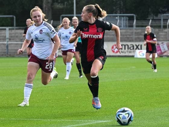 Janou Levels (Bayer 04 Leverkusen, 05), die von Madeleine Steck (1. FC Nuernberg, 28) verfolgt wird, sucht nach einer Anspielstation in der Mitte. Bayer 04 Leverkusen vs. 1. FC Nuernberg, Fussball, Google Pixel Frauen-Bundesliga, 02. Spieltag, Saison 2023 2024, 30.09.2023 DFL REGULATIONS PROHIBIT ANY USE OF PHOTOGRAPHS AS IMAGE SEQUENCES AND OR QUASI-VIDEO Bayer 04 Leverkusen vs. 1. FC Nuernberg, Fussball, Google Pixel Frauen-Bundesliga, 02. Spieltag, Saison 2023 2024, 30.09.2023 Leverkusen Copyright: xEibner-Pressefoto ThomasxHaeslerx EP_THR