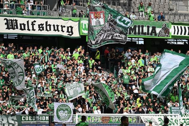 30.09.2023, xjhx, Fussball 1.Bundesliga, VfL Wolfsburg - Eintracht Frankfurt emspor, v.l. Fans , Emotionen, Fahnen, Logo,sv Stimmung, Schals, Ultras, Zuschauer (DFL DFB REGULATIONS PROHIBIT ANY USE OF PHOTOGRAPHS as IMAGE SEQUENCES and or QUASI-VIDEO) Wolfsburg