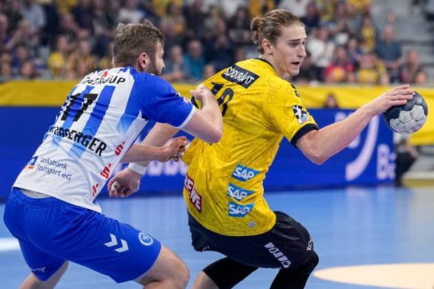 v.li.: Samuel Röthlisberger (TVB, 17), Juri Knorr (RNL, 10), Zweikampf, Spielszene, Duell, duel, tackle, tackling, Dynamik, Action, Aktion, 01.10.2023, Mannheim (Deutschland), Handball, Bundesliga, Rhein-Neckar Löwen - TVB Stuttgart