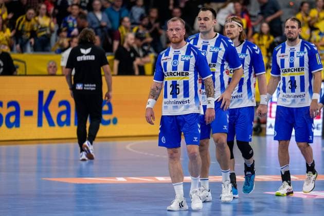 v.li.: Patrick Zieker (TVB, 25), Marino Maric (TVB, 33), Jan Forstbauer (TVB, 23), Kai Häfner (TVB, 34), Spieler vom TVB 1898 Stuttgart, enttäuscht über die Niederlage, Enttäuschung nach dem Schlusspfiff, Highlight, Verlierer, verloren, Frustration, disappointed, pessimistisch, 01.10.2023, Mannheim (Deutschland), Handball, Bundesliga, Rhein-Neckar Löwen - TVB Stuttgart
