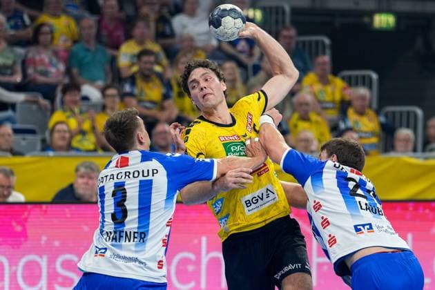 v.li.: Max Häfner (TVB, 3), Niclas Kirkelokke (Kirkelökke, RNL, 6), Lukas Laube (TVB, 24), Zweikampf, Spielszene, Duell, duel, tackle, tackling, Dynamik, Action, Aktion, 01.10.2023, Mannheim (Deutschland), Handball, Bundesliga, Rhein-Neckar Löwen - TVB Stuttgart